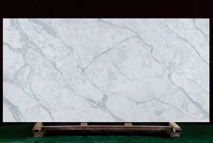 Bijeli i sivi kvarcni pultovi