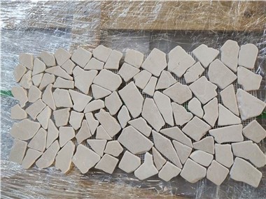 Backsplash od bež mozaik pločica