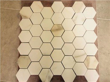 Zlatni mramorni mozaik Calacatta