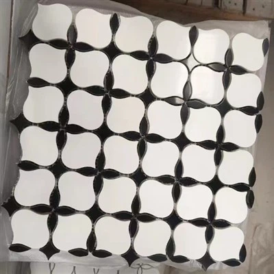 Crno-bijele podne pločice od mozaika