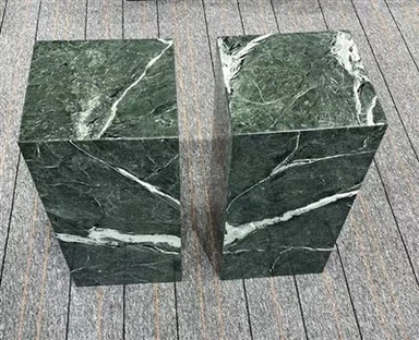 Zelena mramorna postolja