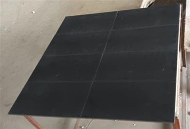 Ogromna pločica od crne mramora