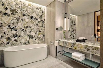 Svijetlo zelena mramorna kupaonica