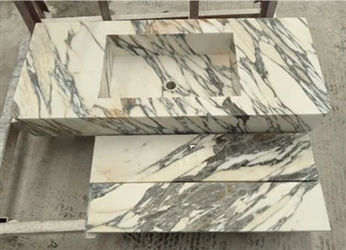 Bazen od bijelog mramora