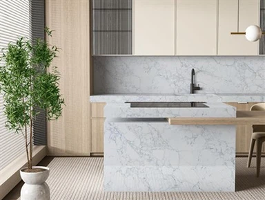 Bijela ploča od kvarca s kipovima