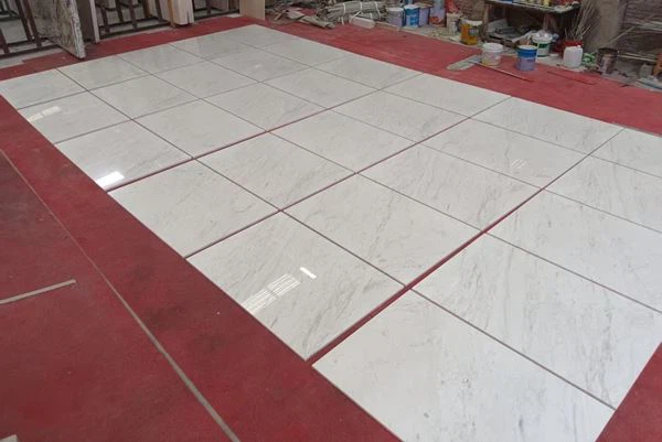 Bijeli mramor sa svijetlo sivim venama